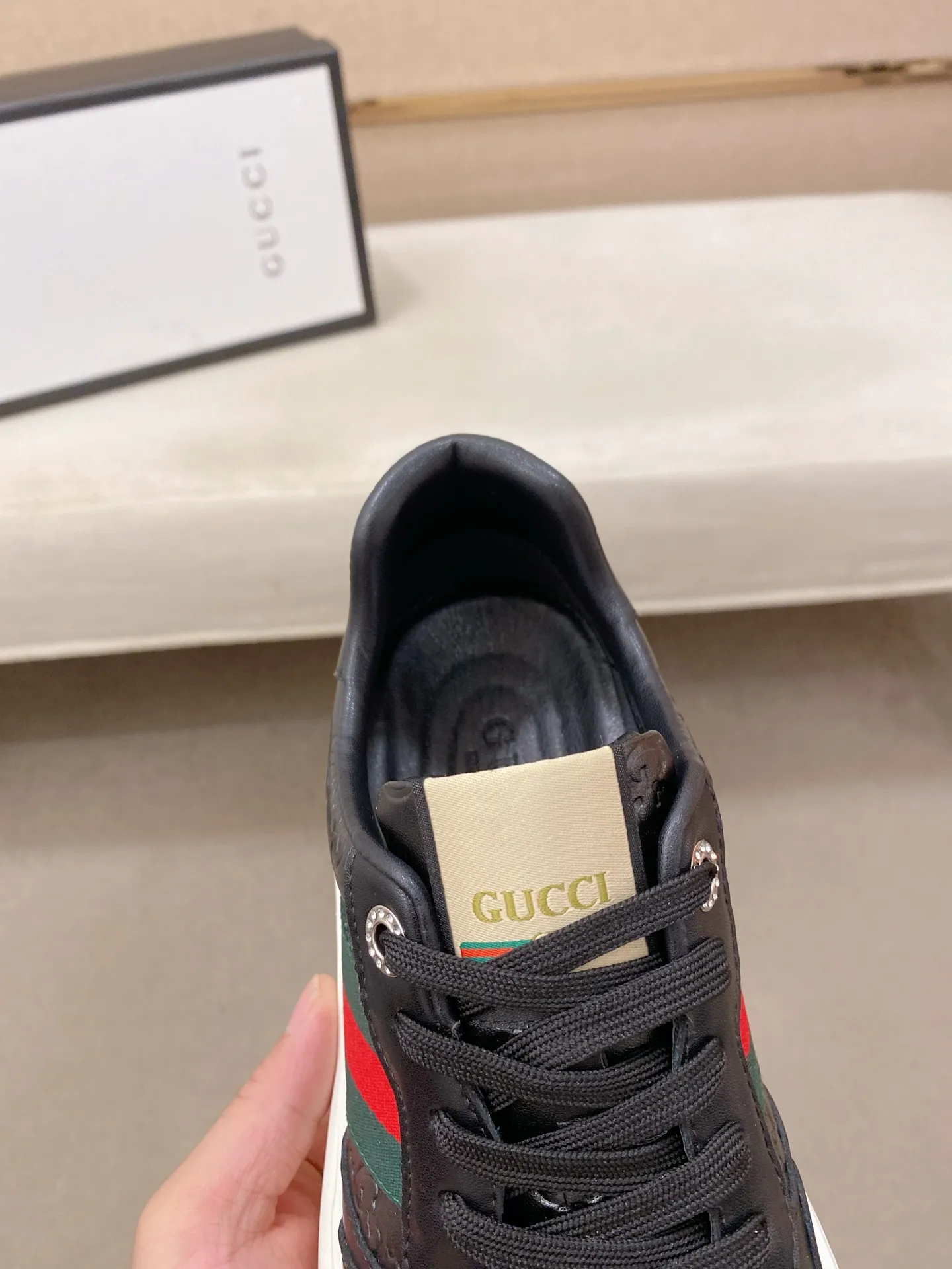 Men's shoes💰 420💰The new GUCCI (Gucci) counters are launched simultaneously. The new men's shoes, 😘fabrics are selected from imported cowhide, and the lining is sheepskin lining. 👍🏿 High-end ☄️ air-cushion molded anti-slip rubber outsole, exquisite lines, simple and elegant, comfortable and high-end for leisure travel. Code number: 38 to 44 (45 can be customized and cannot be returned or exchanged)